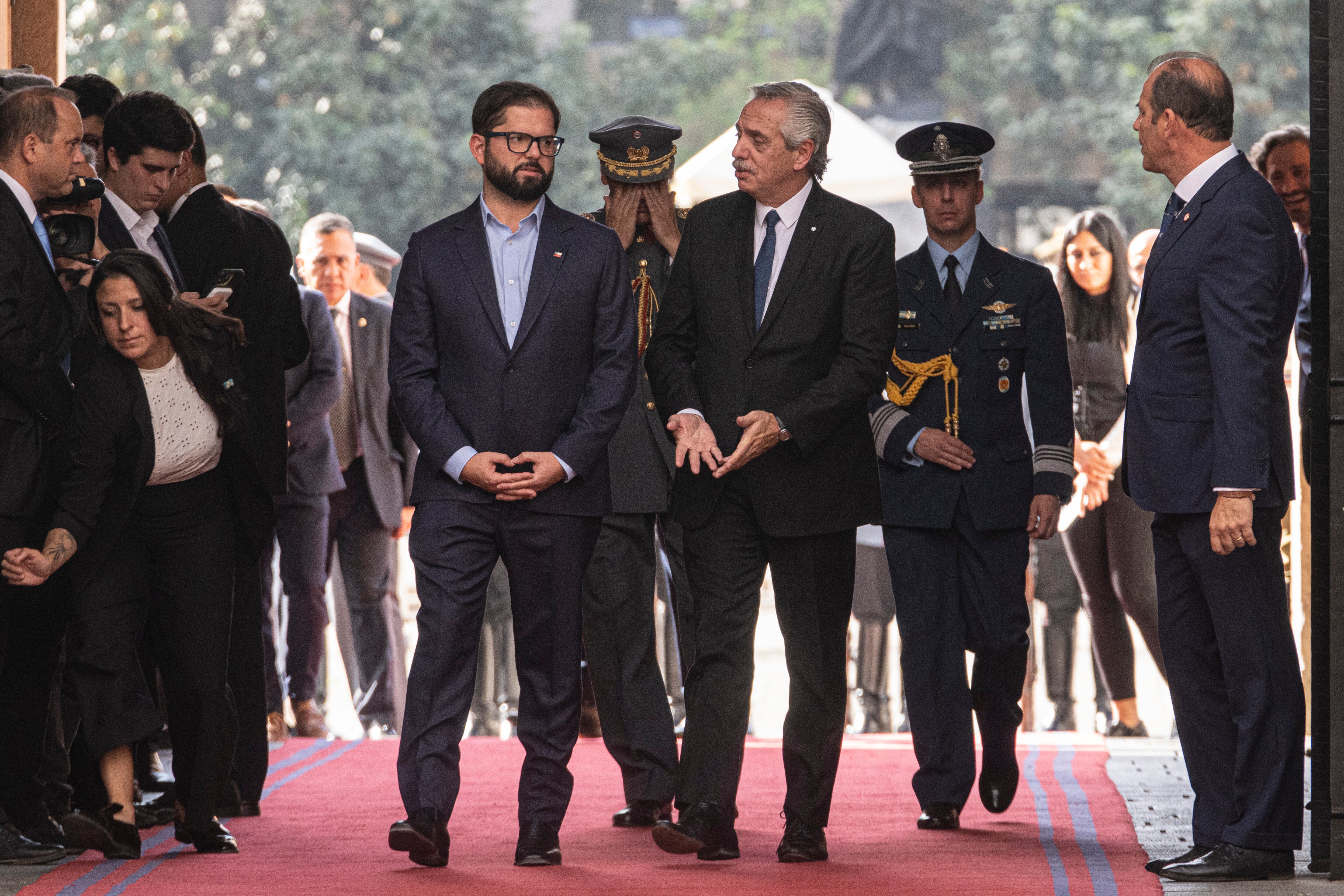 El presidente de Chile, Gabriel Boric, a la izquierda, recibe al presidente de Argentina, Alberto Fernández, en el palacio presidencial de La Moneda, en Santiago, Chile, el miércoles 5 de abril de 2023. Fernández está en visita oficial en Chile por un día. (AP Foto/Esteban Félix)