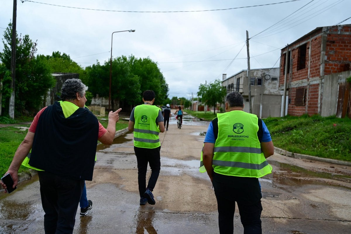 Operarios recorren las zonas afectadas por el temporal y brindan asistencia a los vecinos