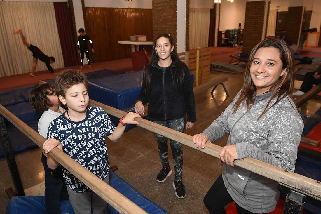 Ana Donoso (gris) junto a Victoria Ledesma, entrenadoras de gimnasia artística de varones en el club Alemán 
Foto: José Gutierrez/ Los Andes




