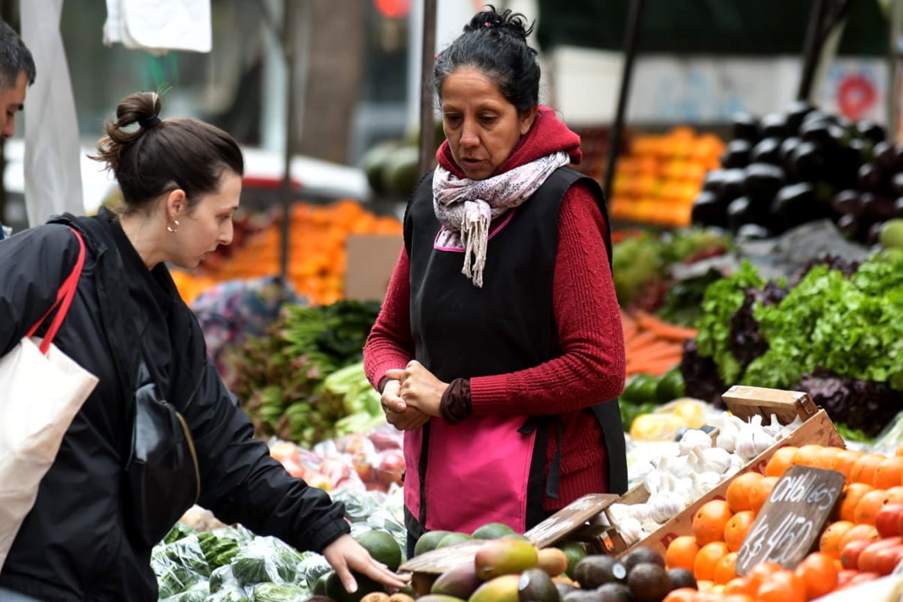  Feria de frutas y verduras de la calle Rondeau de Córdoba.