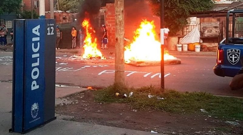 Protesta en el frente de la comisaría 12, donde estaba detenido el presunto autor de la violación