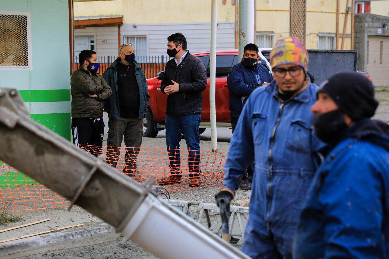 El Intendente Pérez visitó las obras que se vienen realizando en las calles del barrio Chacra II.