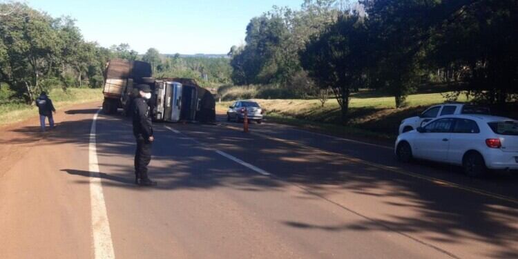 Camión que transportaba madera volcó en Eldorado.