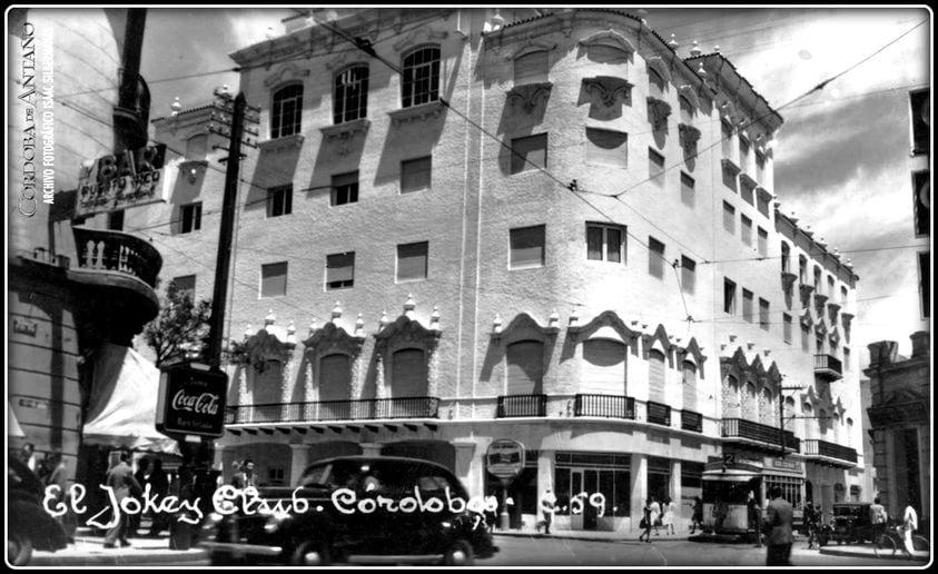 La esquina más icónica, con la sede del Jockey Club.