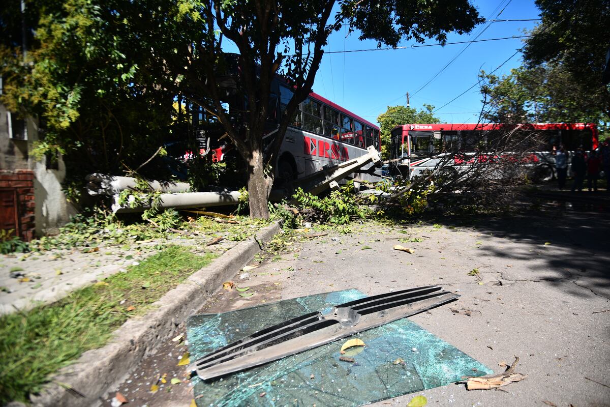 En fotos: impactante choque entre dos colectivos urbanos en la ciudad de Córdoba