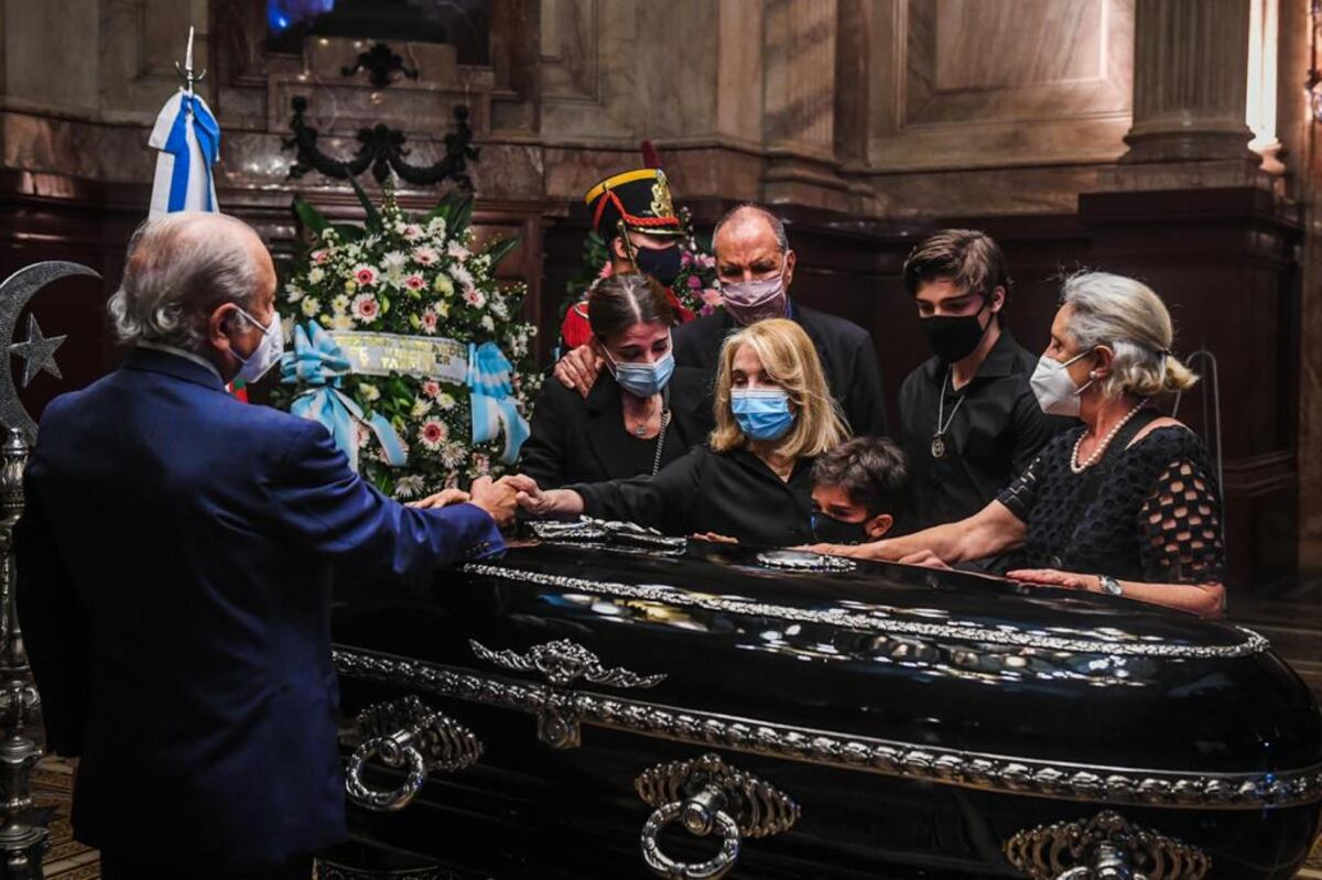 El velatorio de Carlos Menem en el Senado cerró sus puertas y el cortejo lo traslada hacia el cementerio