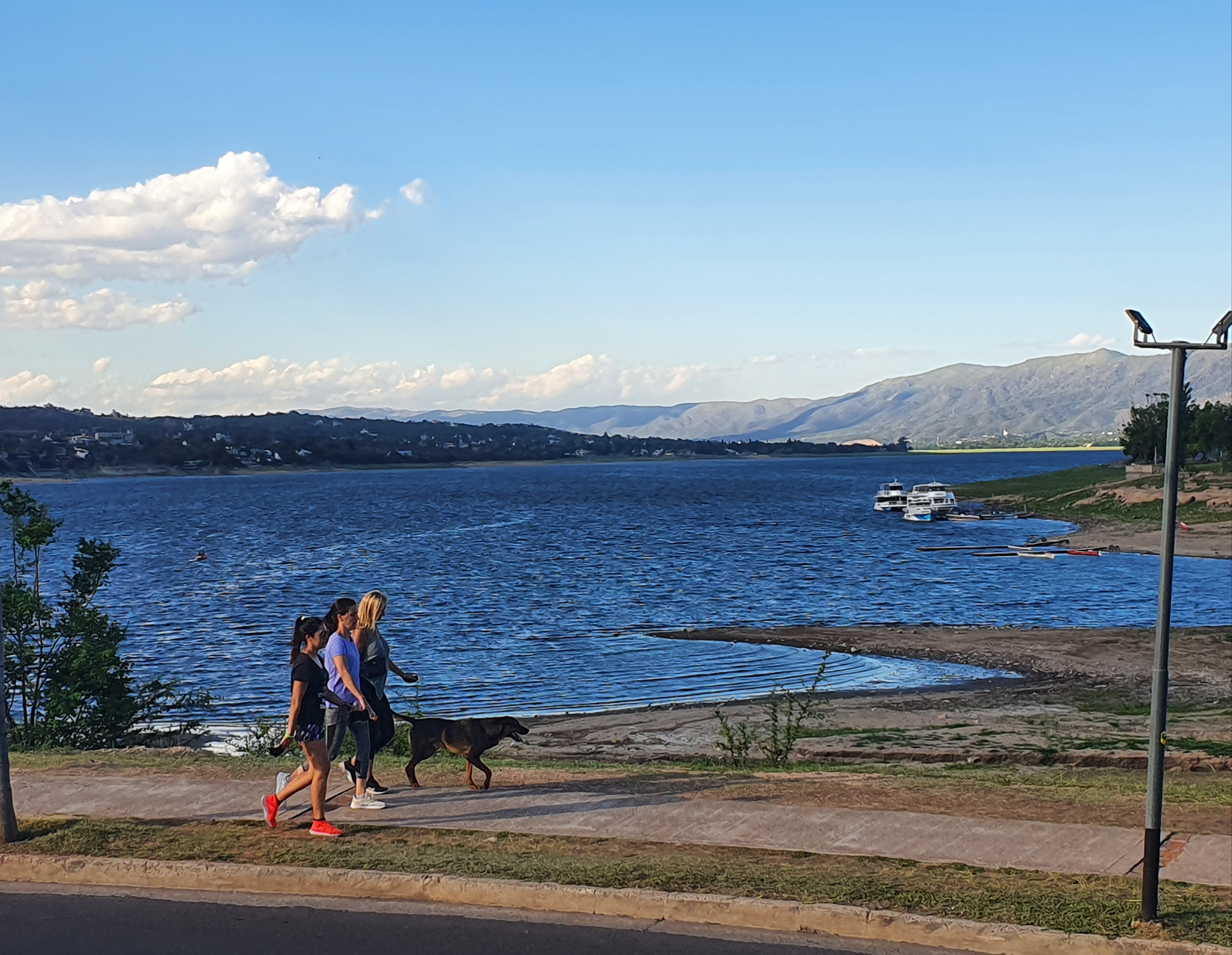 A la vera del lago San Roque en Carlos Paz.