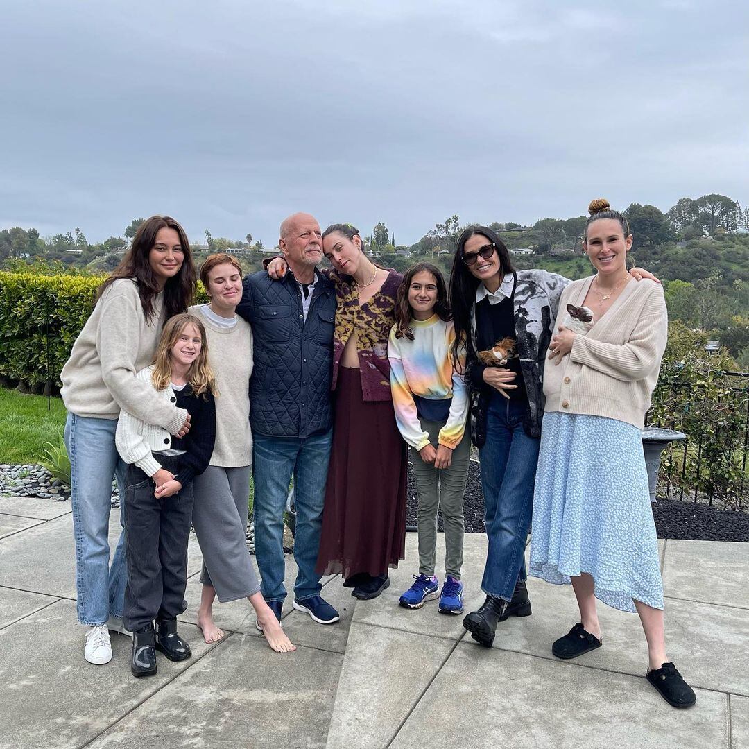 La familia de Bruce Willis lo acompañó en su cumpleaños