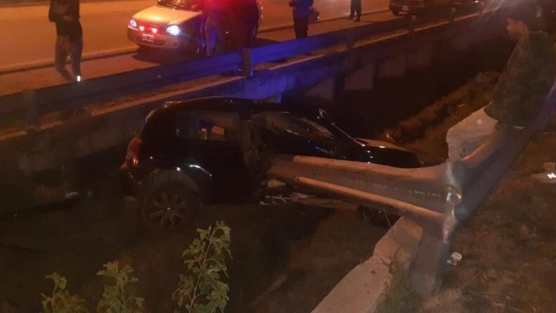 El rodado cayó al desagüe al costado de la ruta 5.