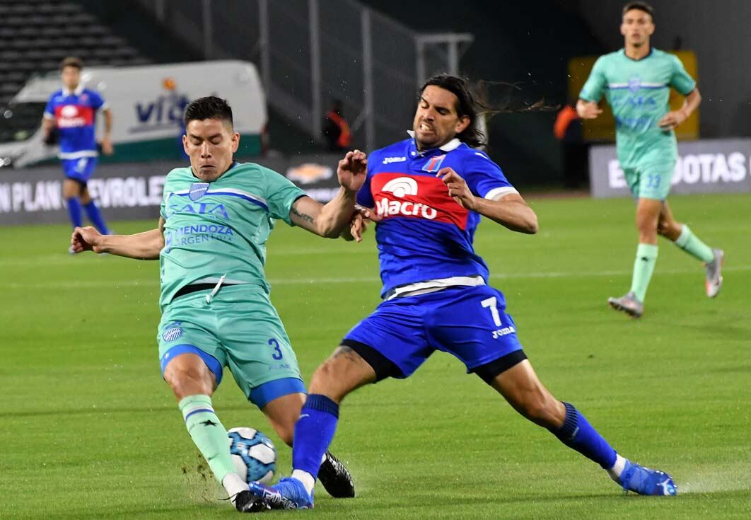 Poniendo todo. Godoy Cruz derrotó a Tigre y clasificó a semifinales de la Copa Argentina. (Télam)