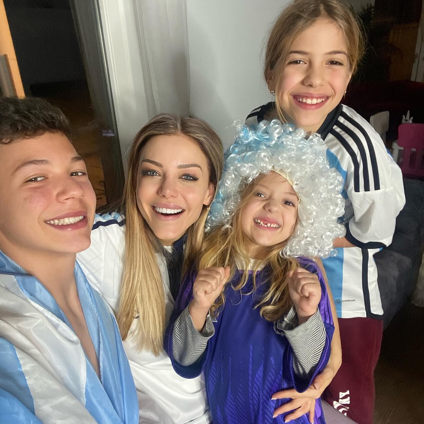 La modelo mostró el juguete más preciado de sus hijas que trajó desde Alemania / Foto: Instagram