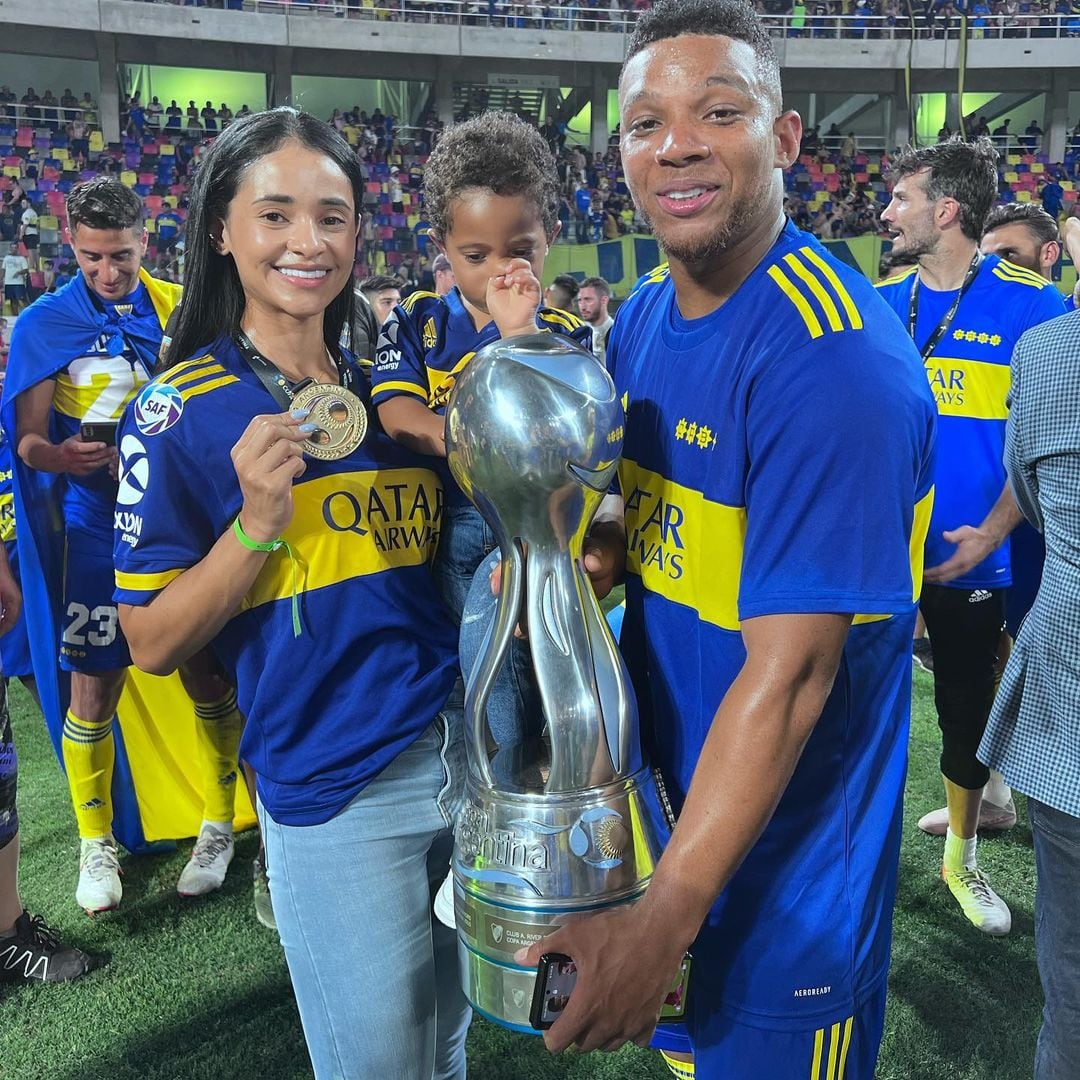 Frank Fabra levantando la Copa Argentina junto a su familia.