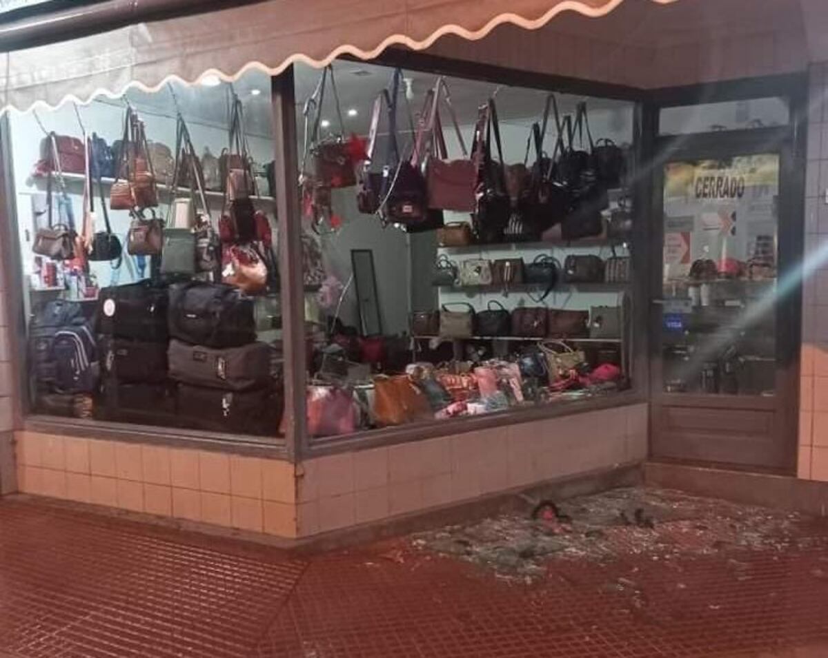 Vandalismo en Eldorado: jóvenes rompieron vidrieras de comercios a la salida de un boliche