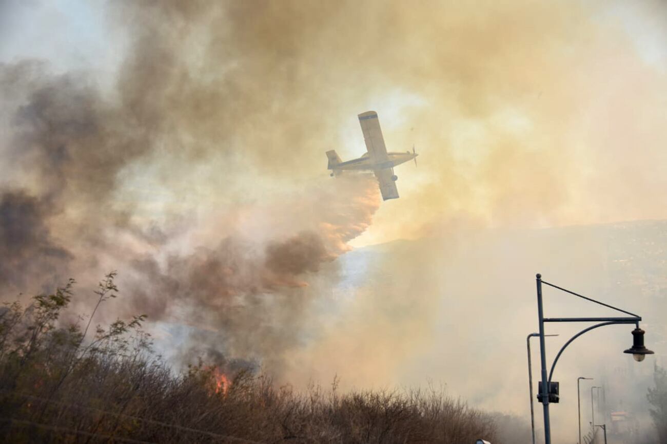 Fuego en Córdoba. Intenso trabajo de los bomberos para contener el incendio en el country La Cuesta, de La Calera. (Facundo Luque / La Voz)