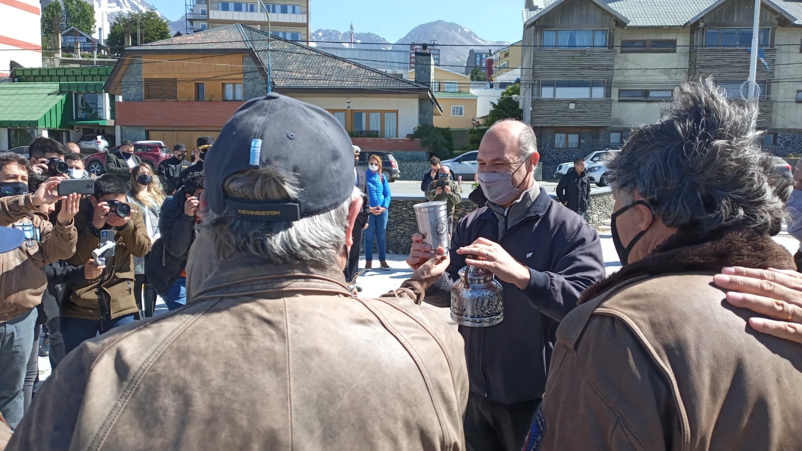 Miembros del CEMU entregaron los tradicionales presentes al secretario de Malvinas.