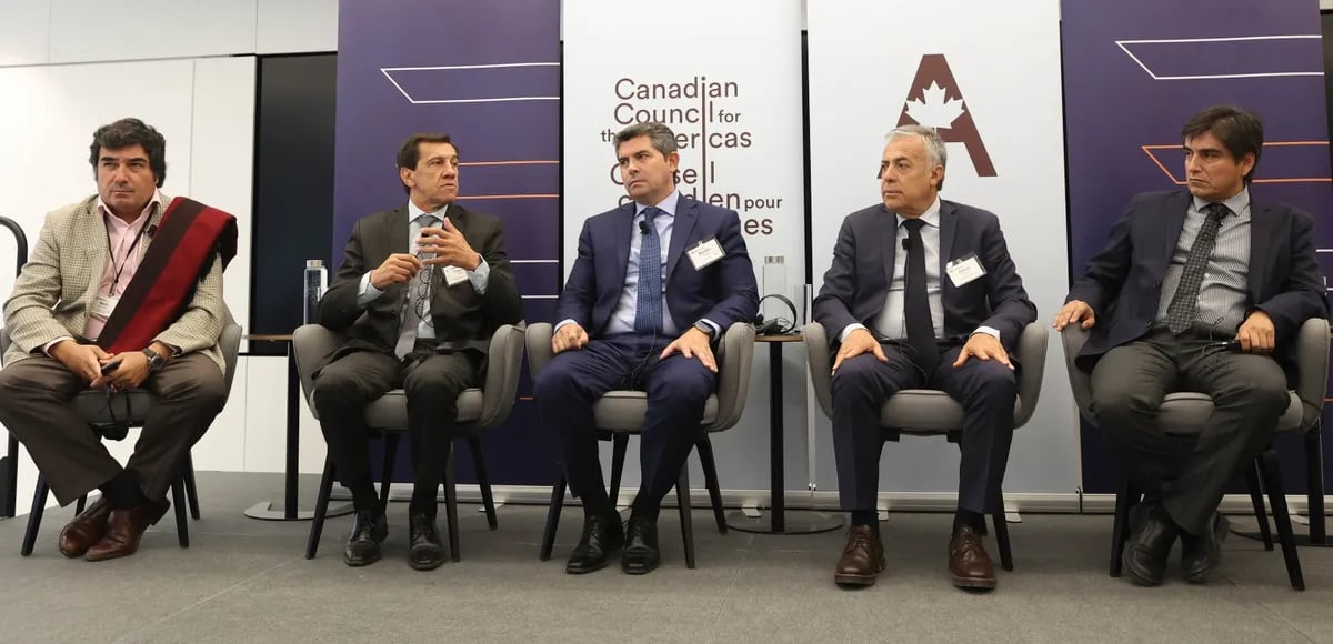 El gobernador de Jujuy, Carlos Sadir (segundo desde la izquierda), en el Consejo Canadiense para las Américas, donde disertó ante los más importantes empresarios mineros del mundo.