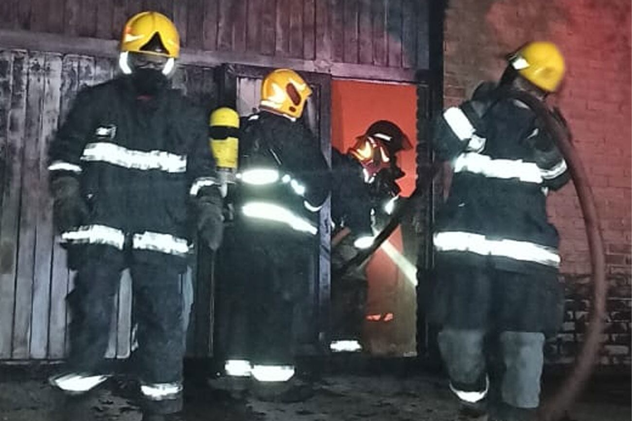 Los bomberos extinguieron las llamas. (Policía)