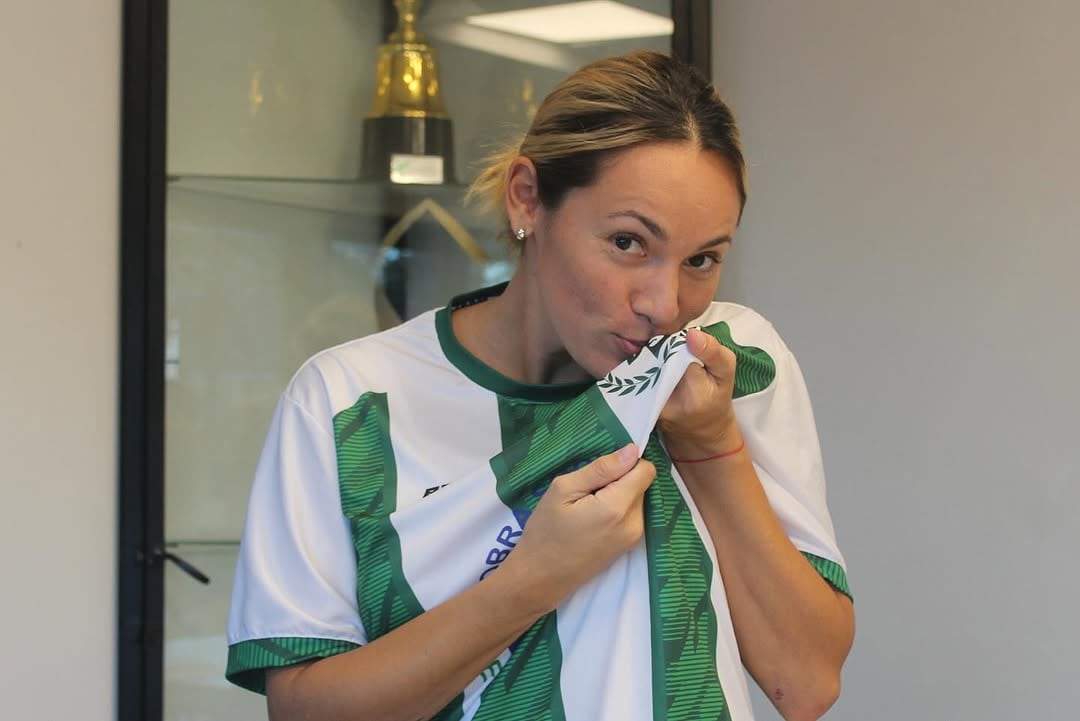 Las fotos de Rocío Oliva con la camiseta de Deportivo Somra.