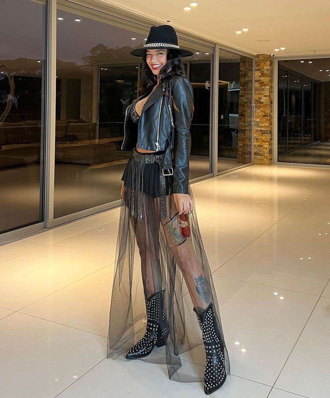 Jenn Muriel lució un estilo total black con transparencias y brillos.