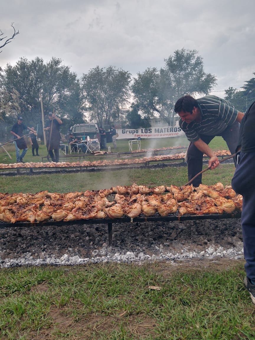 Los Materos preparando sus famosas polladas solidarias.