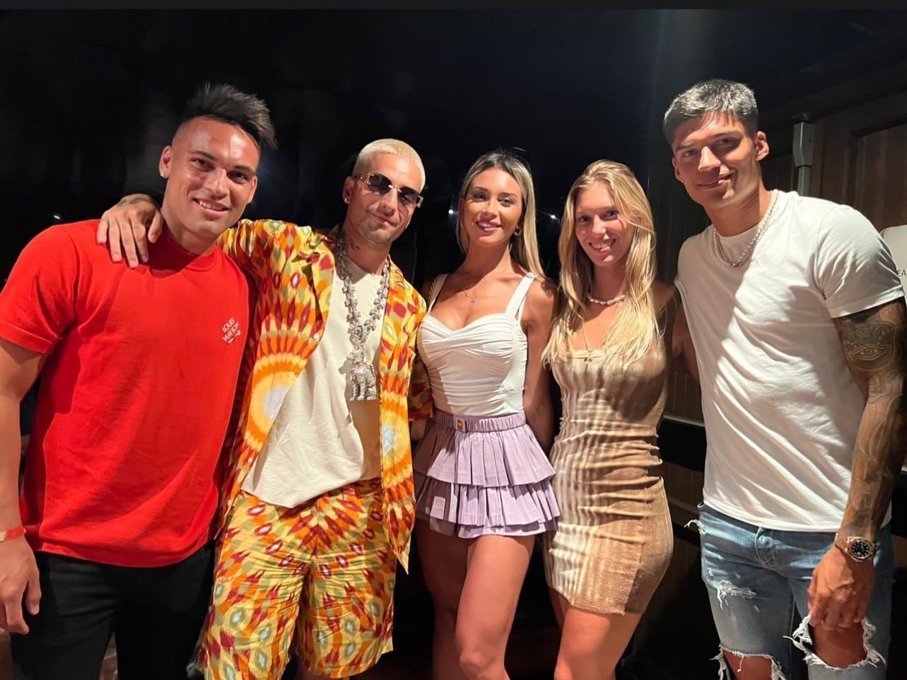 El grupo con el cantante Maluma.