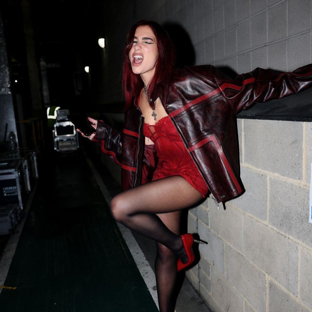 Dua lipa dejó sin palabras a sus fans con un minivestido rojo de encaje