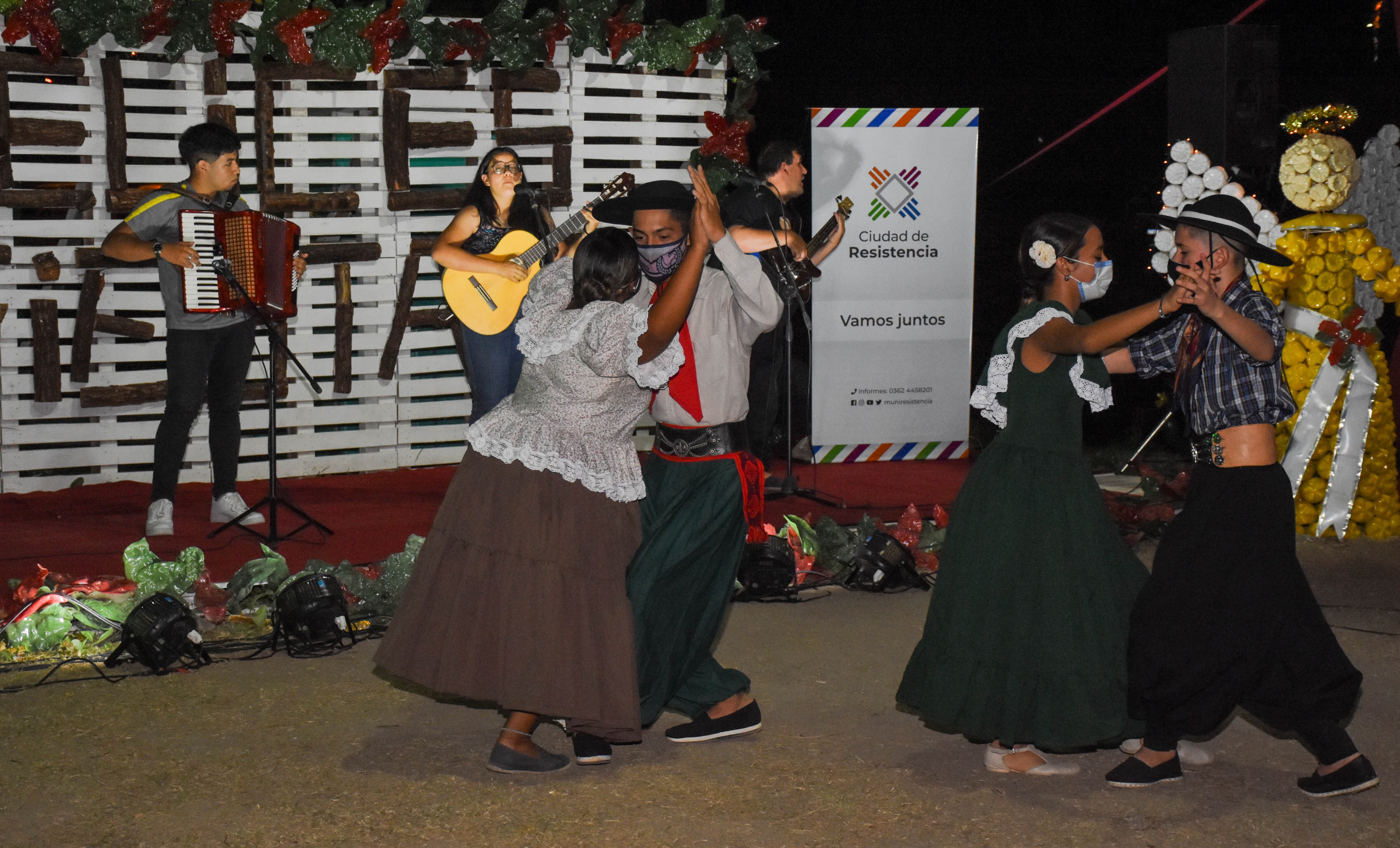 Bailes y show durante la Expo Eco Navidad