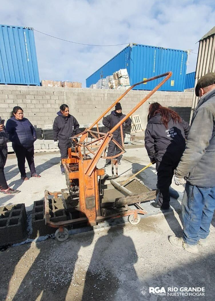 Mujeres de Río Grande aprenden a producir bloques de hormigón