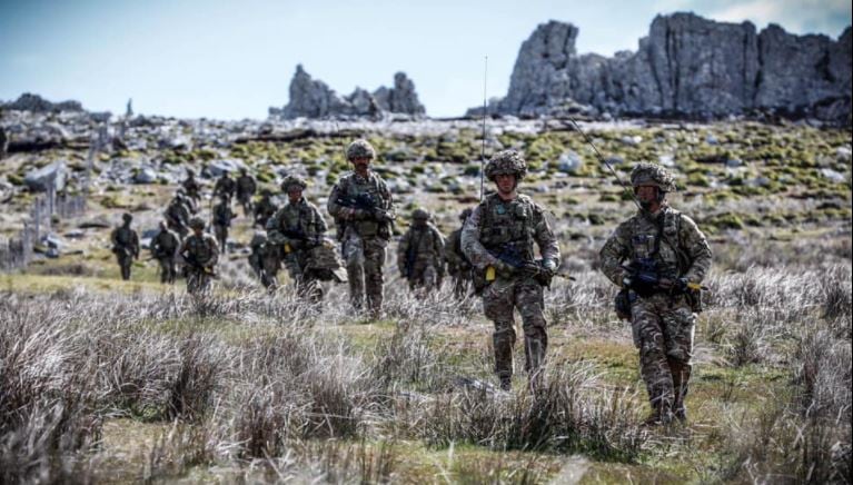 Despliegue de fuerzas militares británicas en Malvinas.