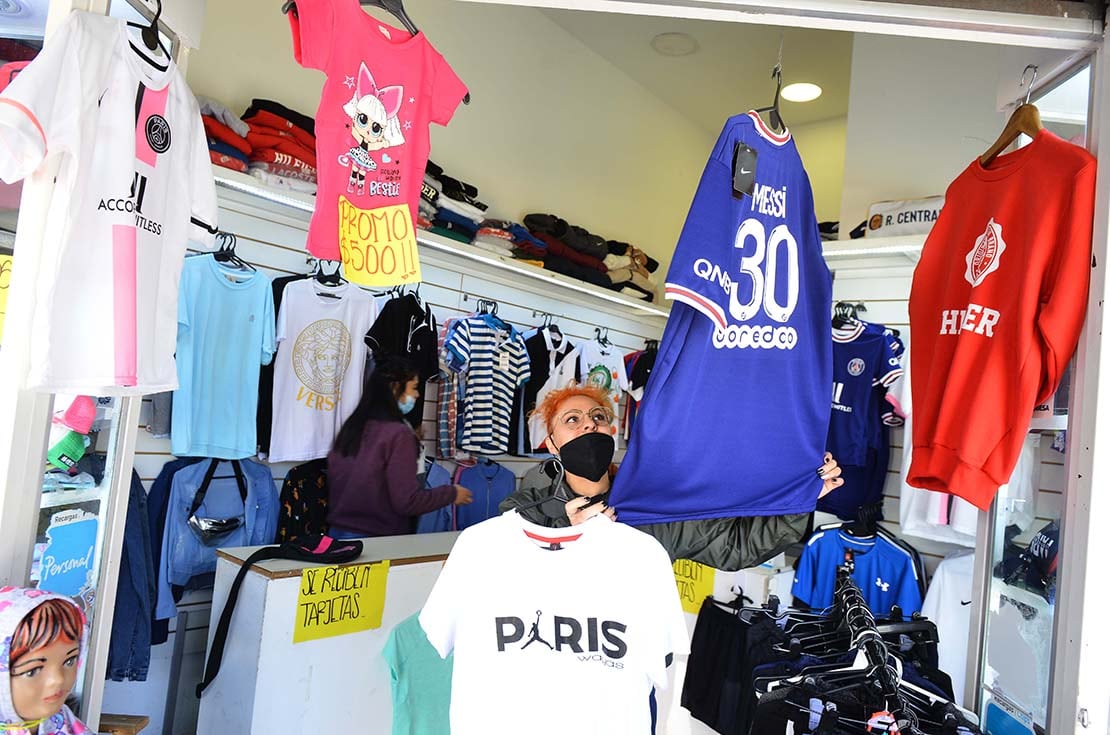 Venta de remeras del PSG con el número 30, en la calle San Martín.