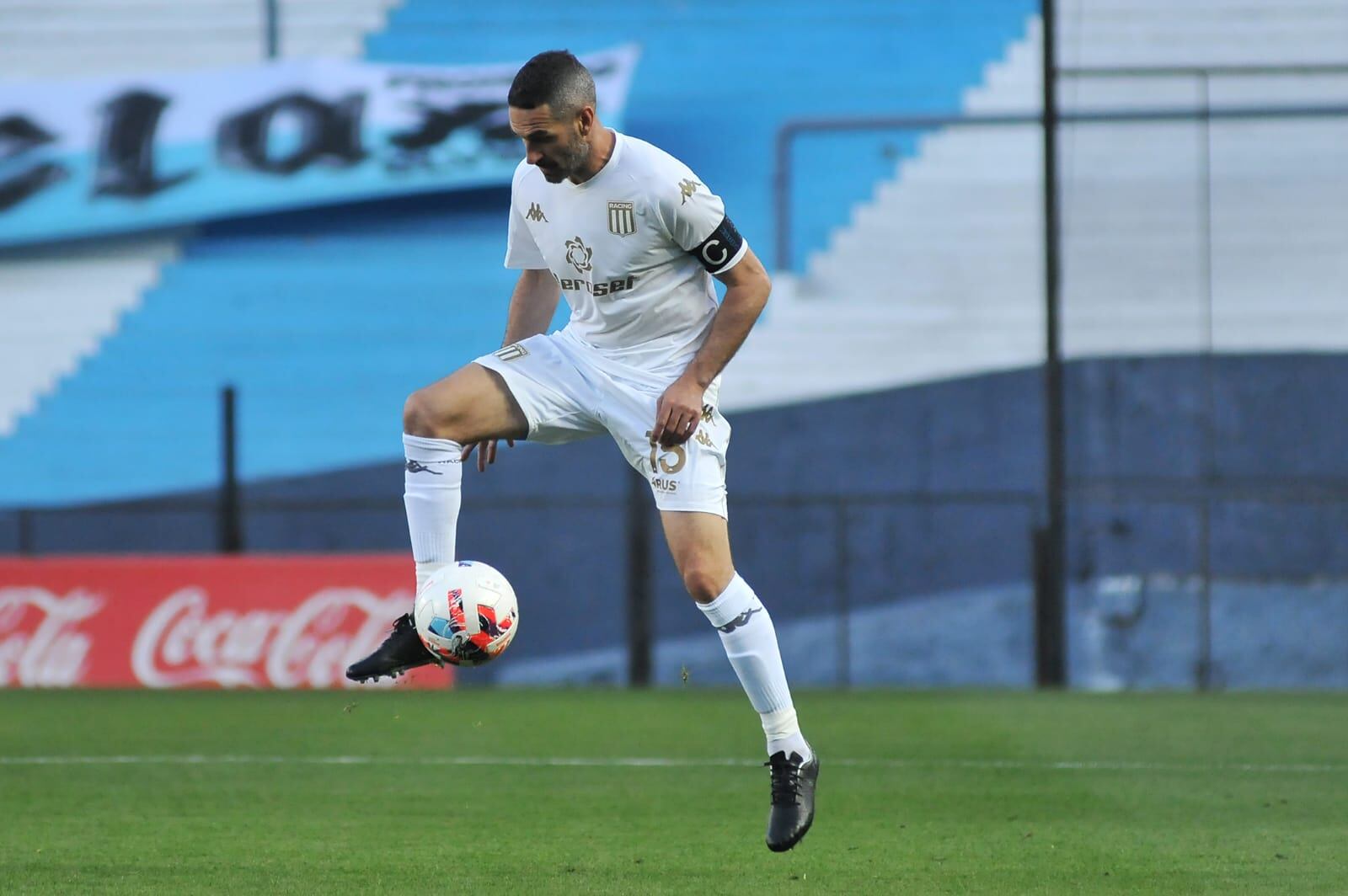 Lisandro López se mudará a Junín y podría continuar en Sarmiento para mantenerse en la actividad profesional. (Foto: @racingclub)