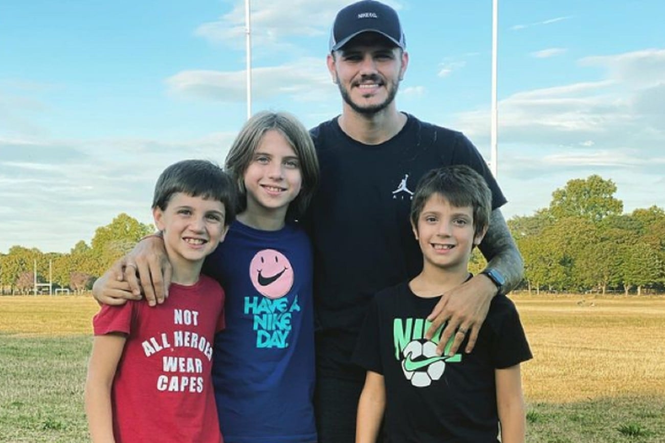 Mauro Icardi en una foto del 2020 con los tres hijos de Wanda y Maxi. (Instagram Mauro Icardi)