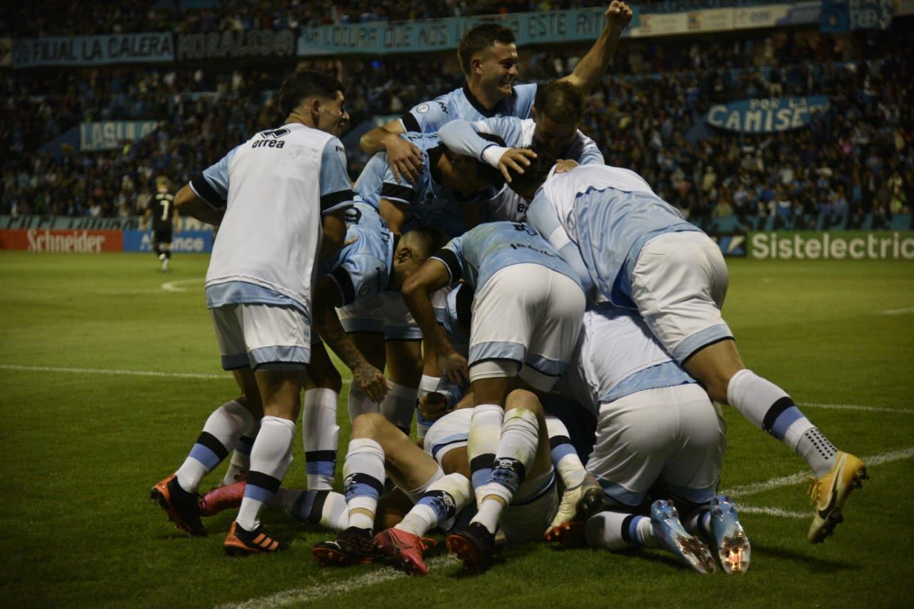 Partido de fútbol de Belgrano vs. Riestra cancha de Alberdi. (Facundo Luque / La Voz)