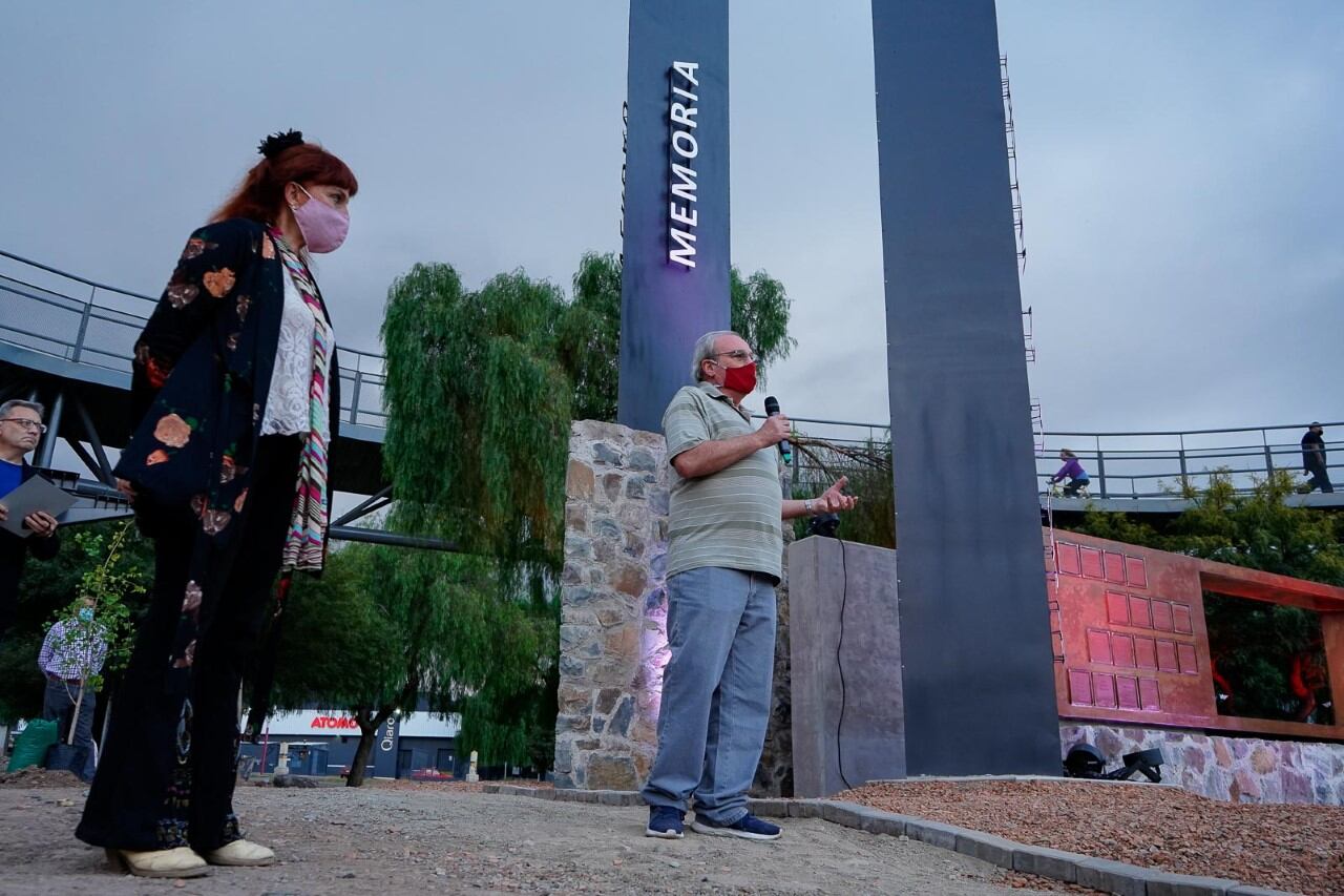 Del emotivo acto participaron ex presos políticos y familiares de los 33 lasherinos y lasherinas desaparecidos. Foto: Municipalidad de Las Heras.