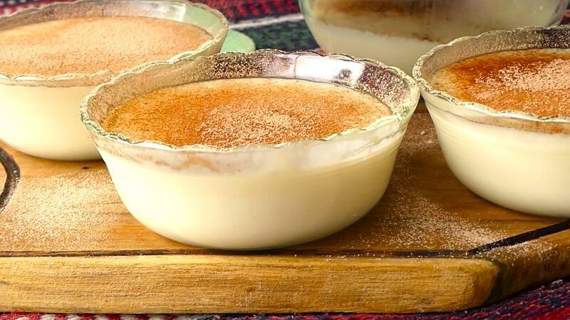 El postre de maicena con leche es sencillo y rápido de hacer.