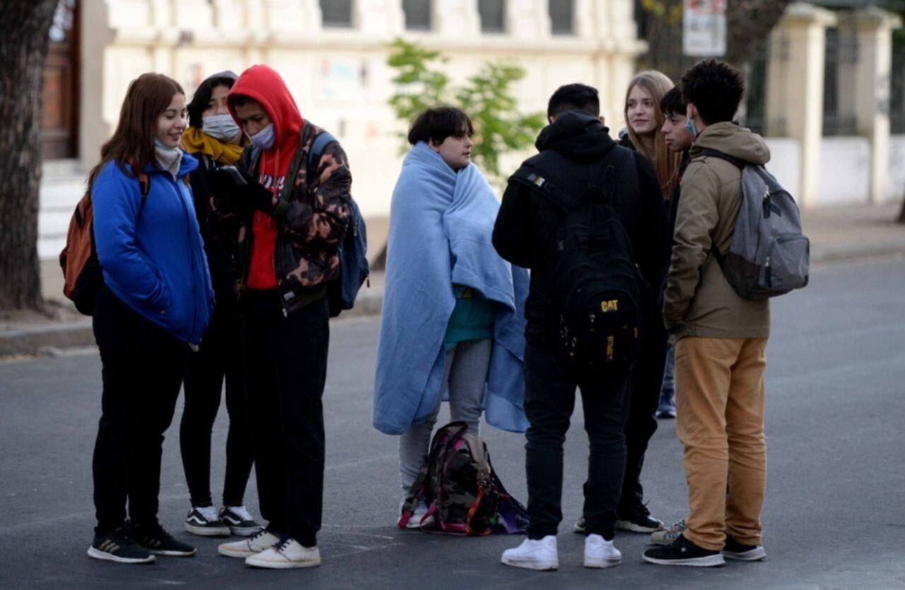 Alumnos de distintos colegios de La Plata protestaron por la falta de calefacción.