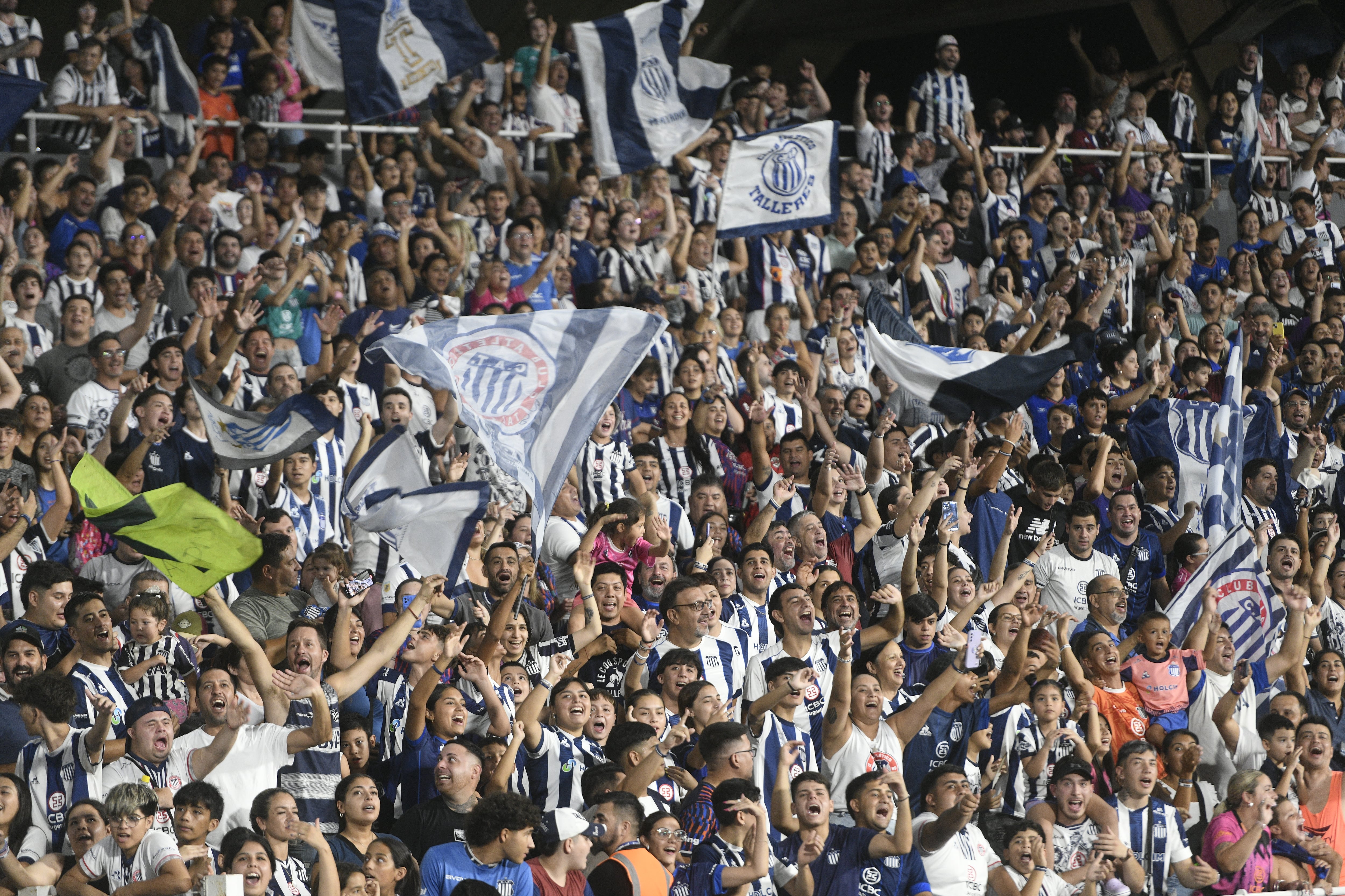 Talleres festejó en el Kempes con su hinchada la obtención de la Supercopa Internacional después de ganarle a River en Paraguay. Foto Javier Ferreyra