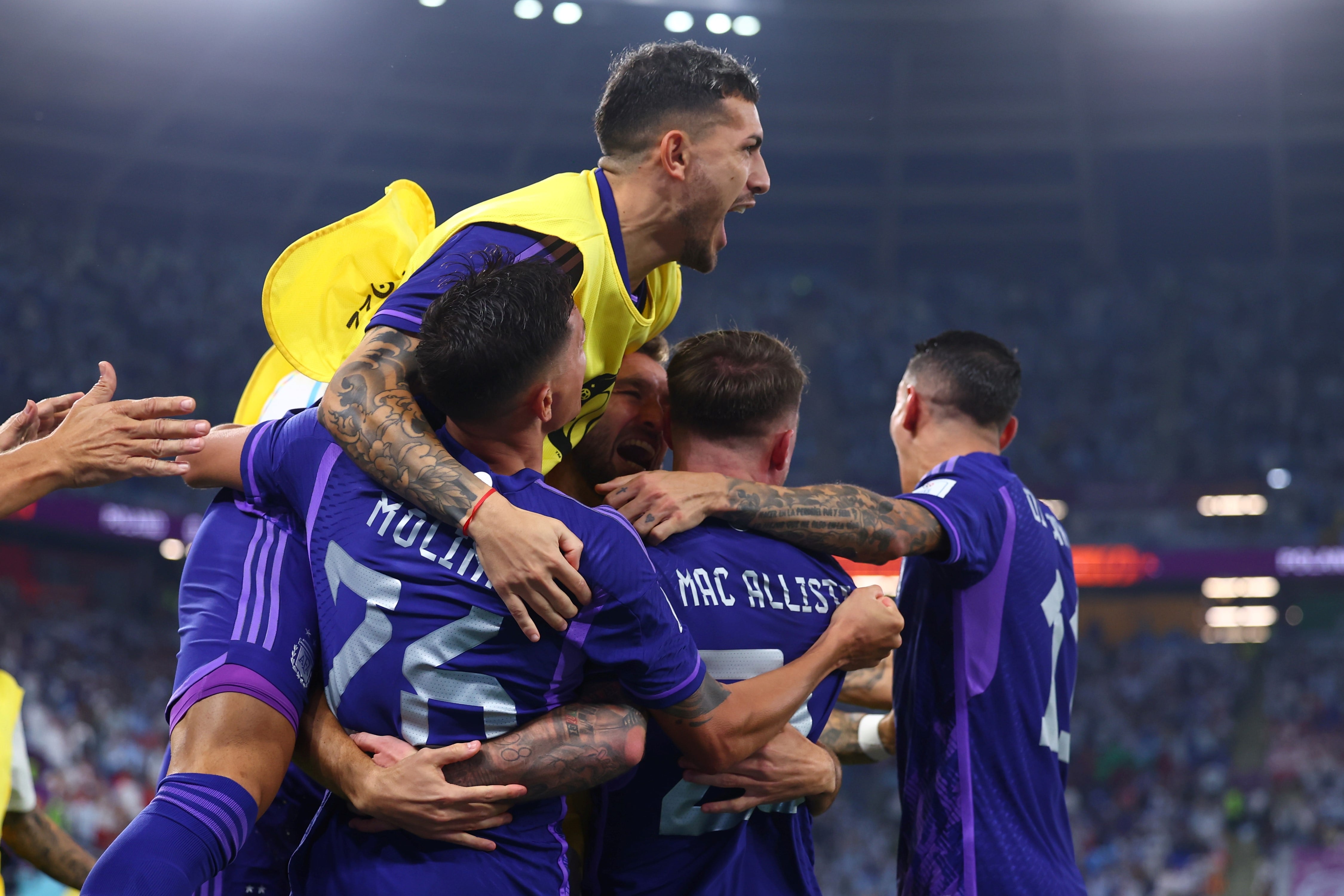 El abrazo de todos los jugadores de Argentina ante Polonia. Foto: AP.