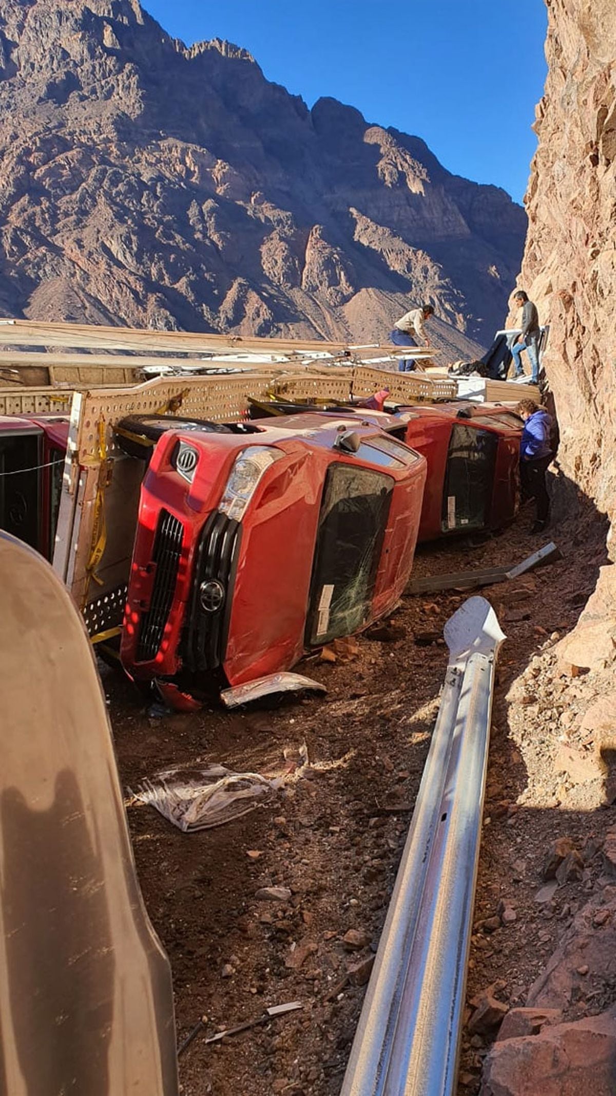 Un camión volcó en la ruta 7.