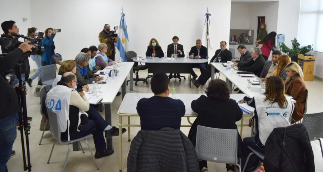 Una nueva reunión en el marco de las negociaciones paritarias en Jujuy alumbró un ofrecimiento oficial para los docentes que parte de un salario mínimo de $200.000.