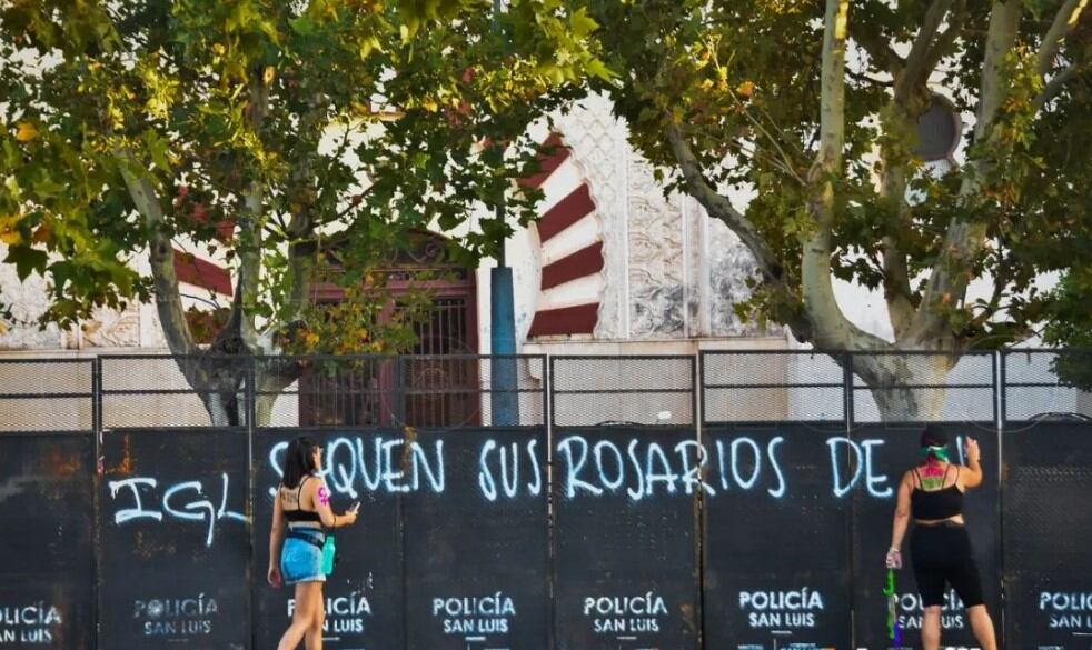 Pintadas en el 8M en la ciudad de San Luis.