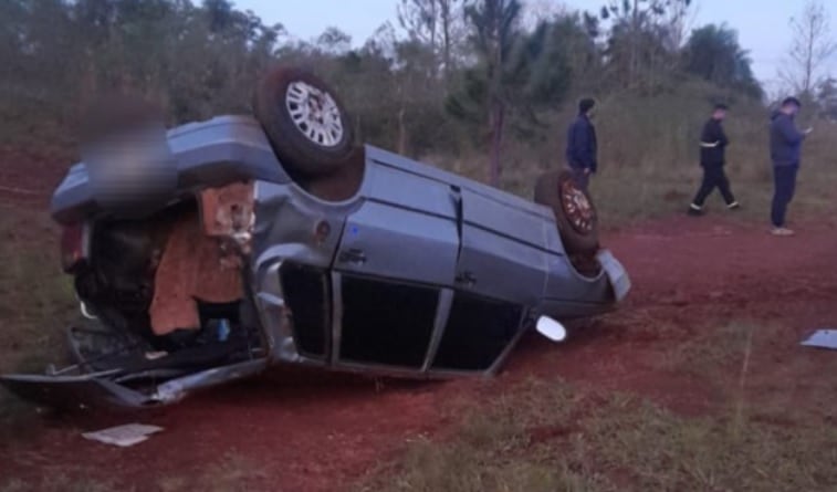 Accidente en Posadas deja como saldo a dos personas heridas.