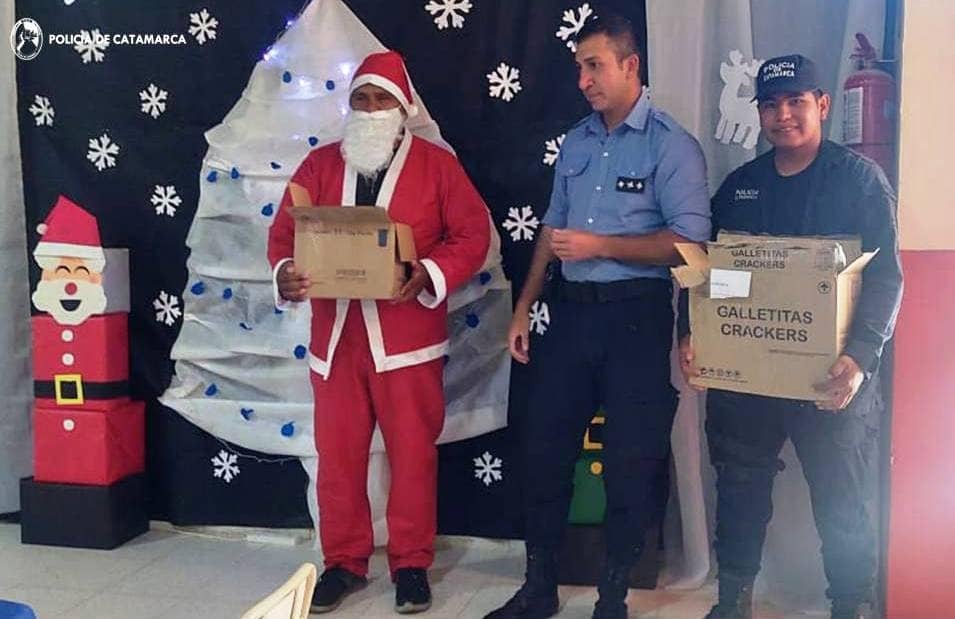 Policías vestidos de Papa Noel visitaron Antofagasta de las Sierras.