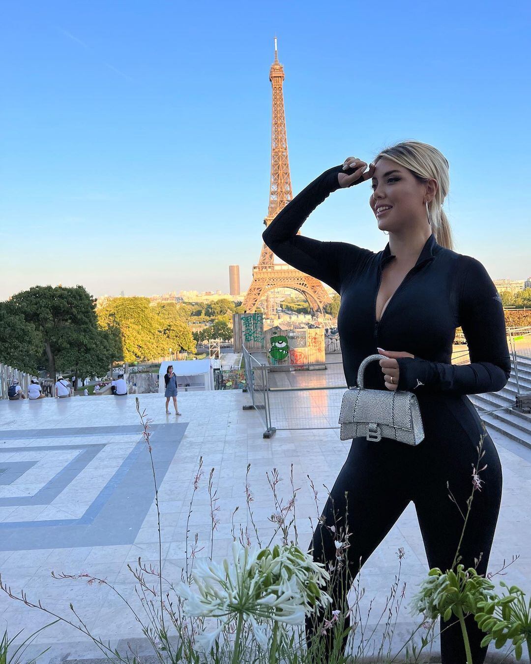 Desde París, Wanda Nara se robó todas las miradas en un cat-suit negro y tacones altos.