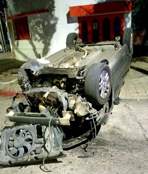 El auto dado vuelta en barrio General Paz en horas de la madrugada.