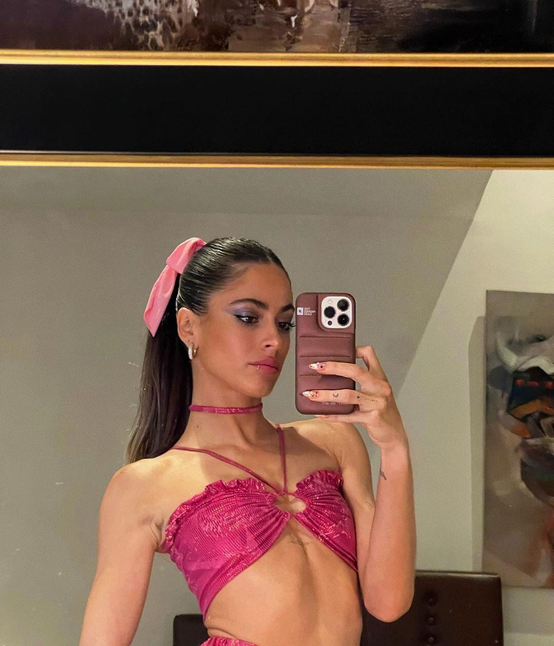 Tini Stoessel posó con un top fucsia.