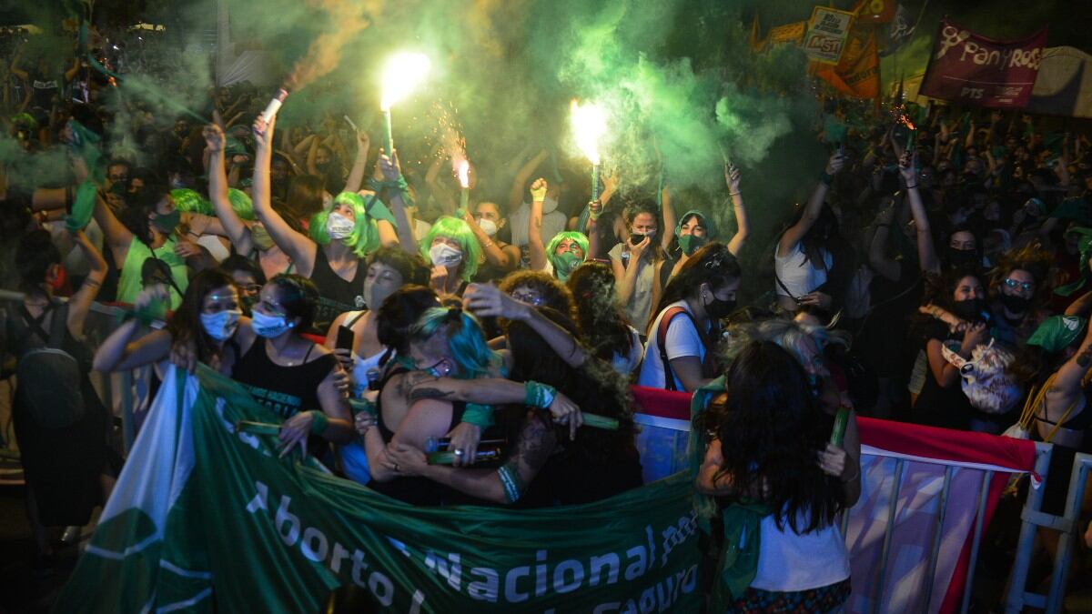 La "marea verde" festejó y se emocionó en las calles de Córdoba por la legalización del aborto.