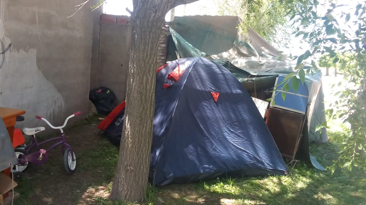 Sebastián Gutiérrez lo estafaron con la compra de una casa usurpada y ahora vive en una carpa a la espera de una solución