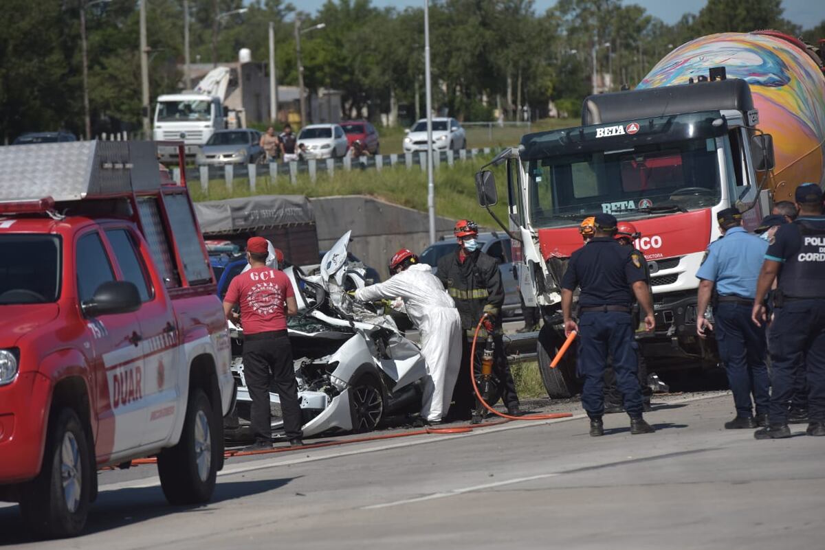 Accidente fatal en avenida Circunvalación: un camión aplastó a un auto