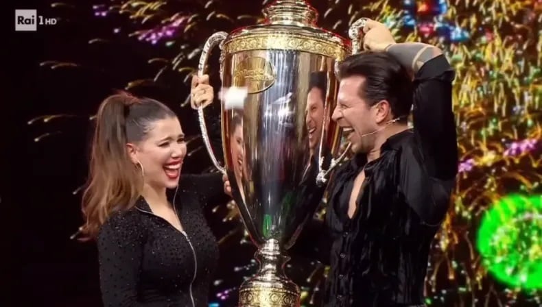 La famosa se coronó en la televisión italiana.